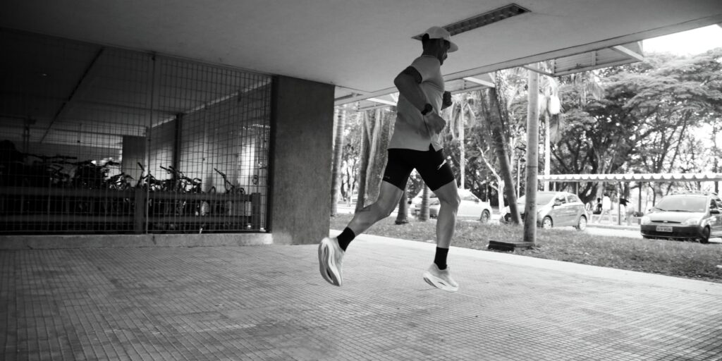 Praticante de corrida usando roupas da Hound