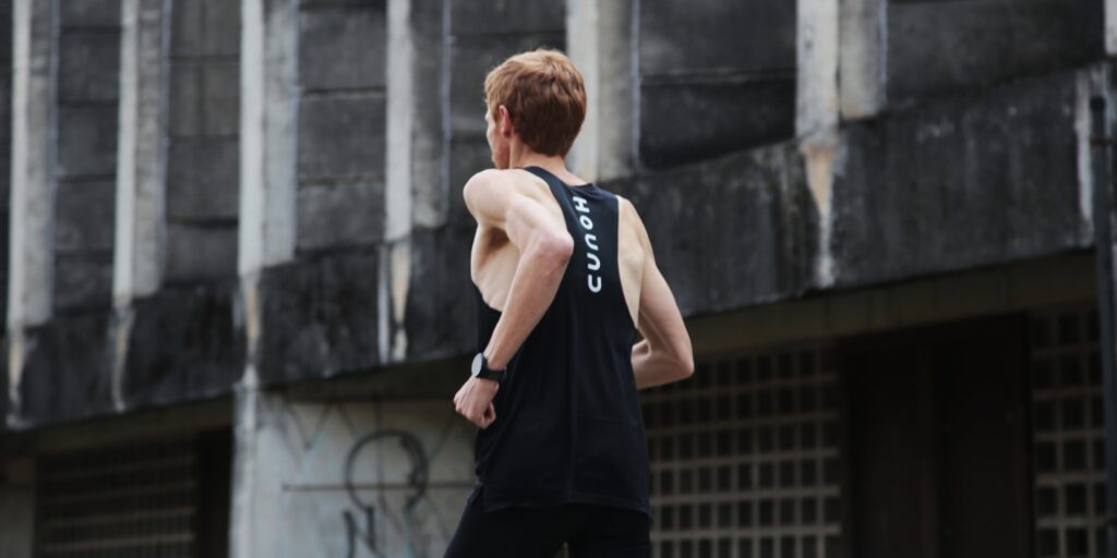 Homem correndo usando regata de performance da Hound