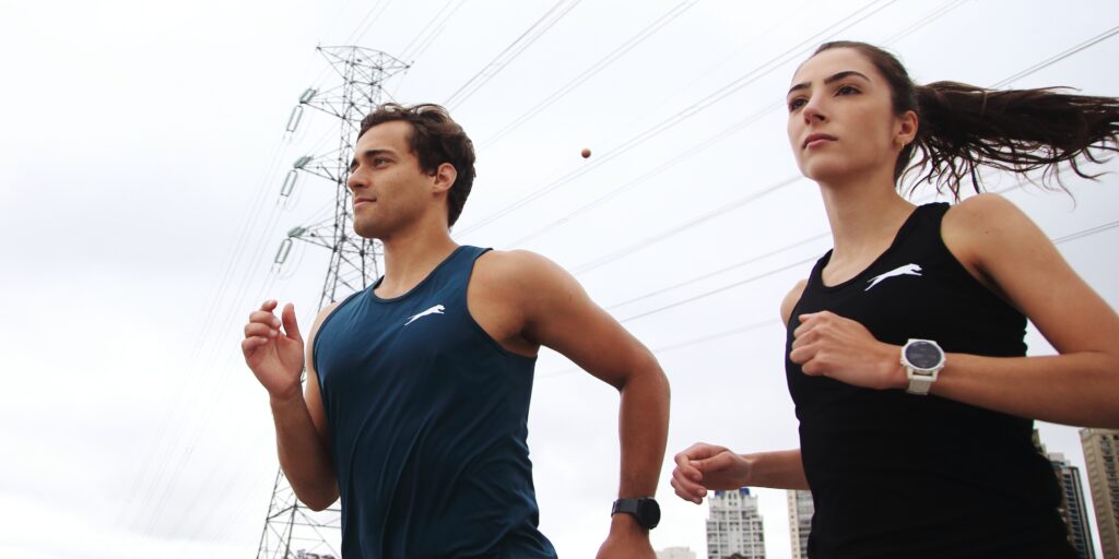 Casal correndo com roupas da Hound