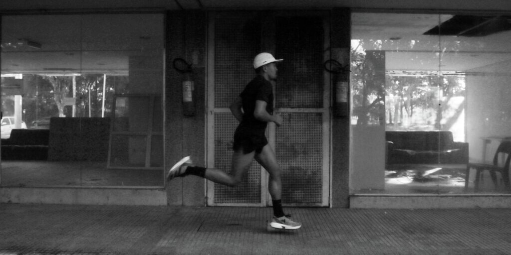 Corredor usando roupas da Hound