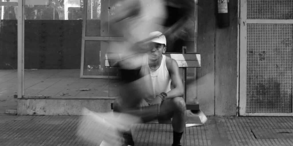 Homem sentado usando roupas para corrida da Hound