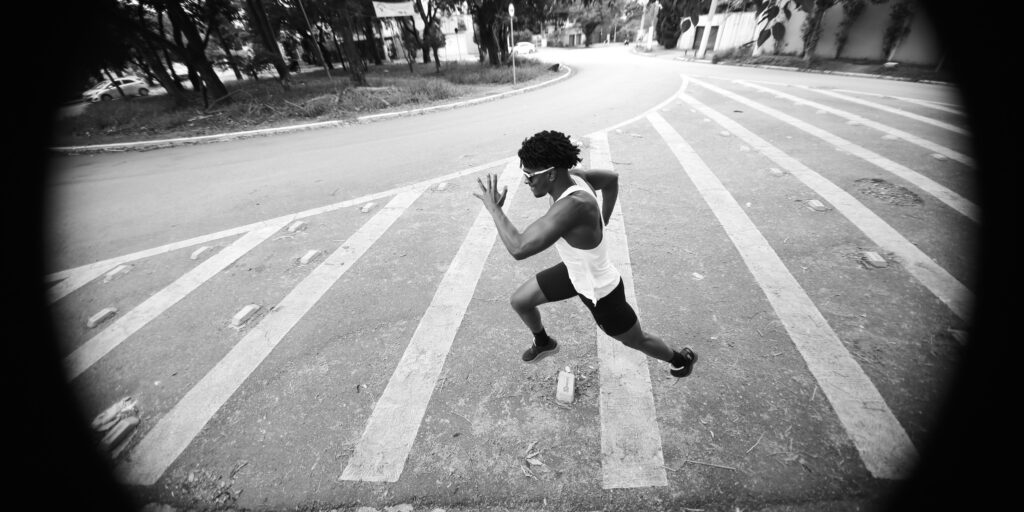 Homem dando sprint roupas hound