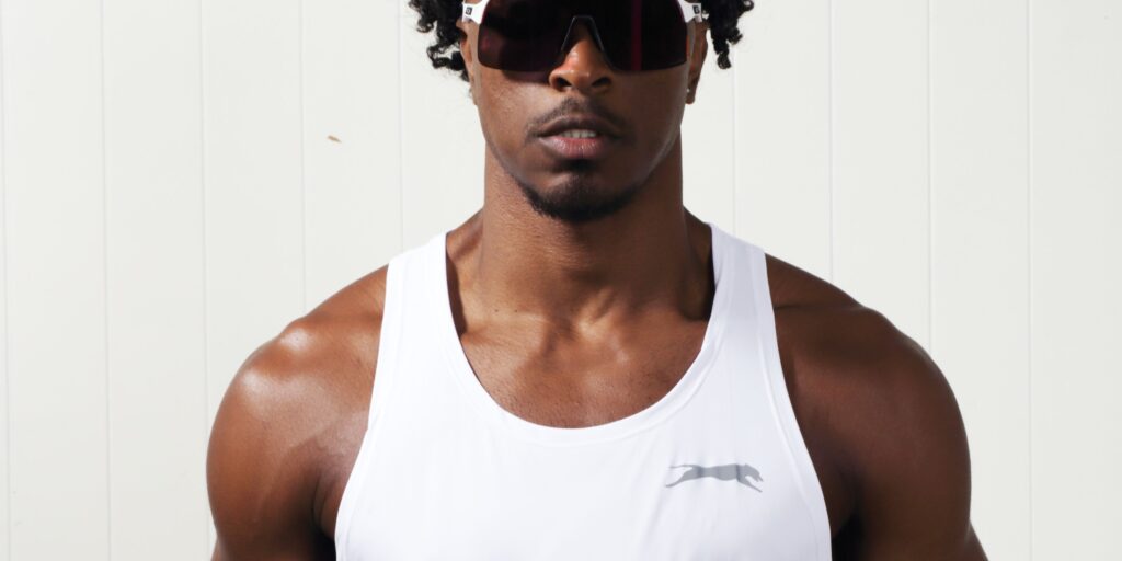 Modelo usando roupas de corrida Hound