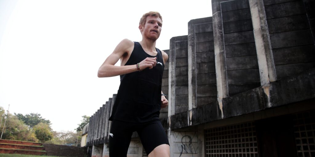 Homem correndo com roupas Hound