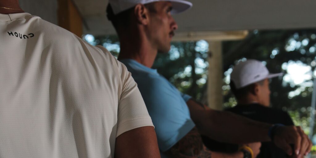 Grupo fazendo alongamentos com roupas da Hound