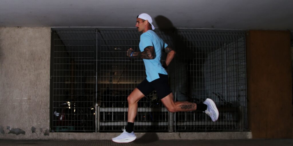 Homem correndo usando roupas da Hound