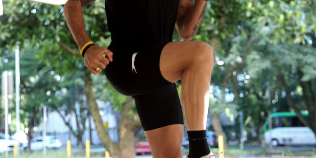 Corredor fazendo educativos com roupas Hound