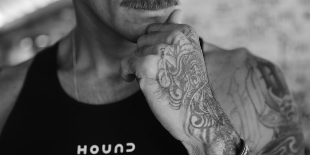 Homem vestindo regata de corrida