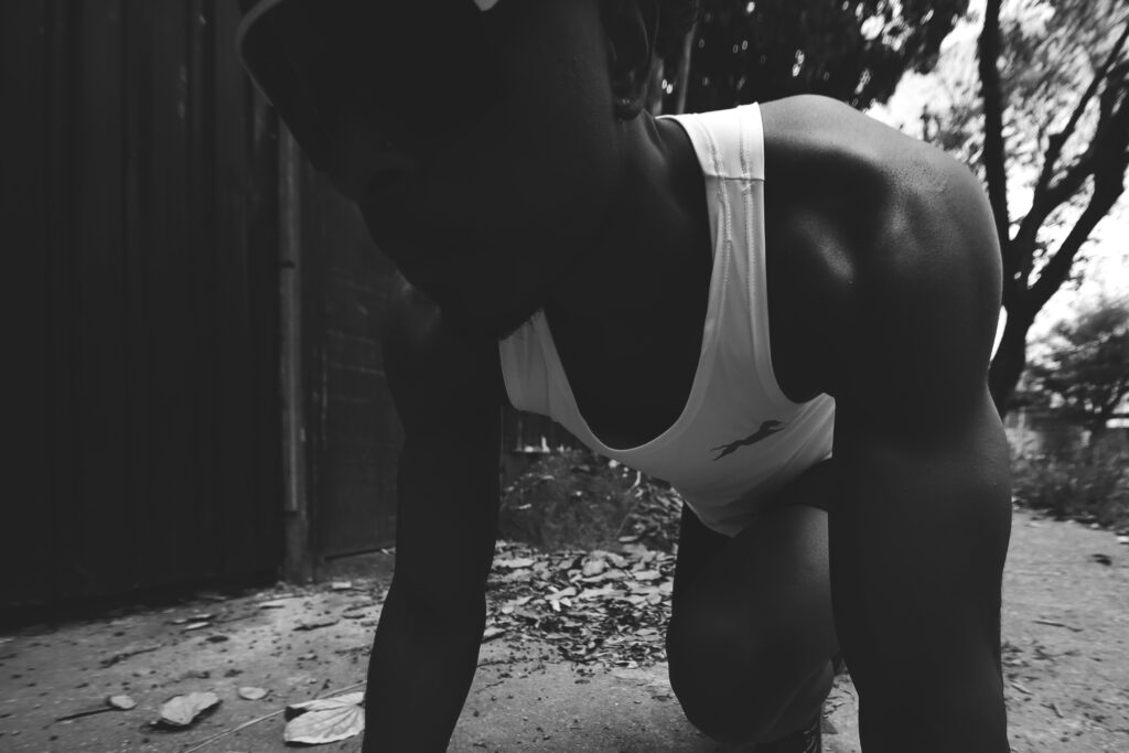 Homem de joelhos se preparando para correr