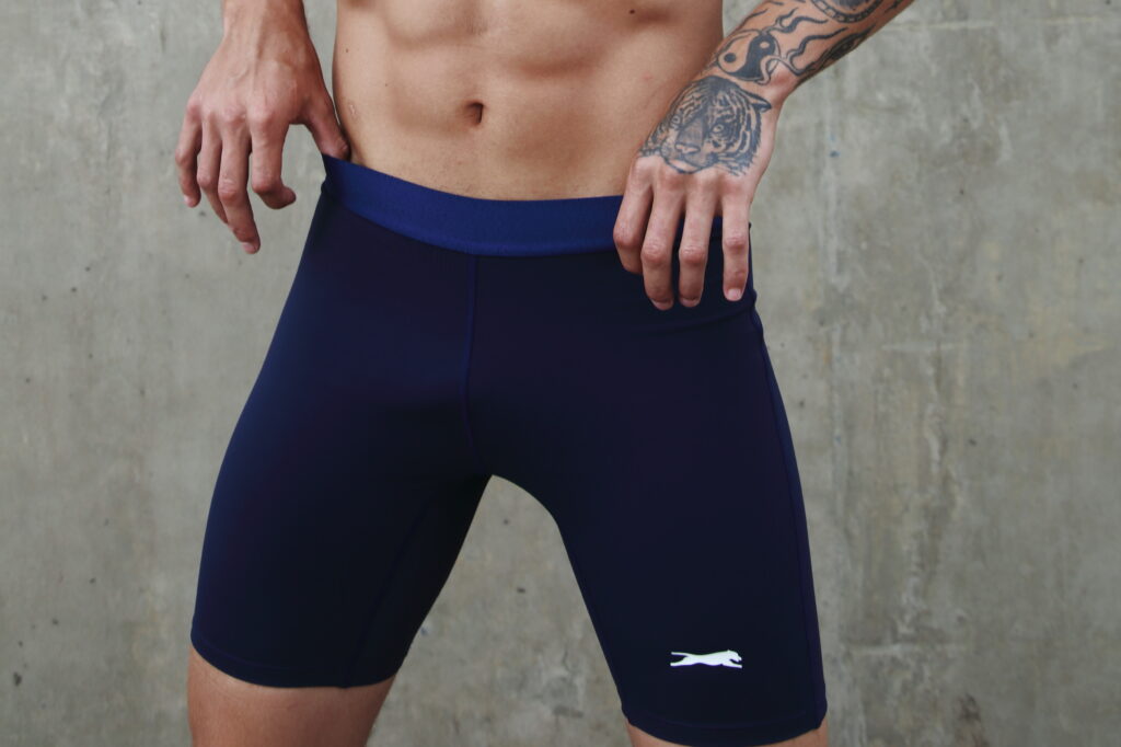 Homem forte usando bermuda de compressão Hound