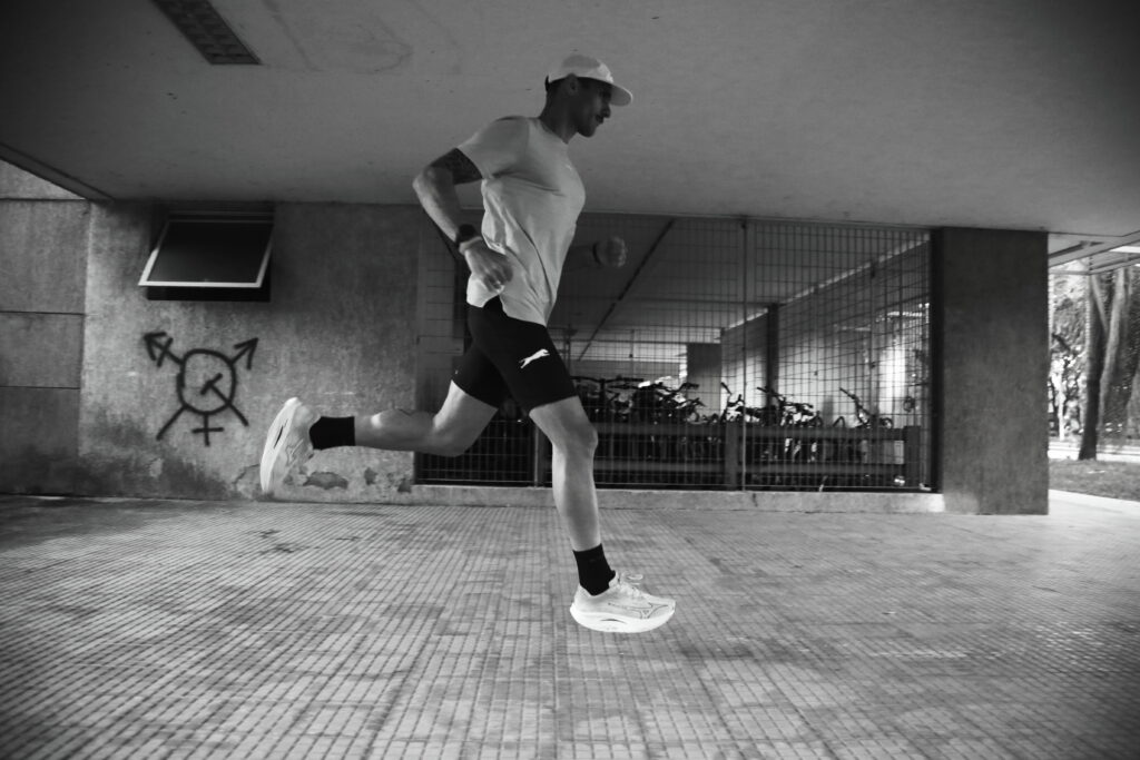 Homem correndo em ambiente aberto