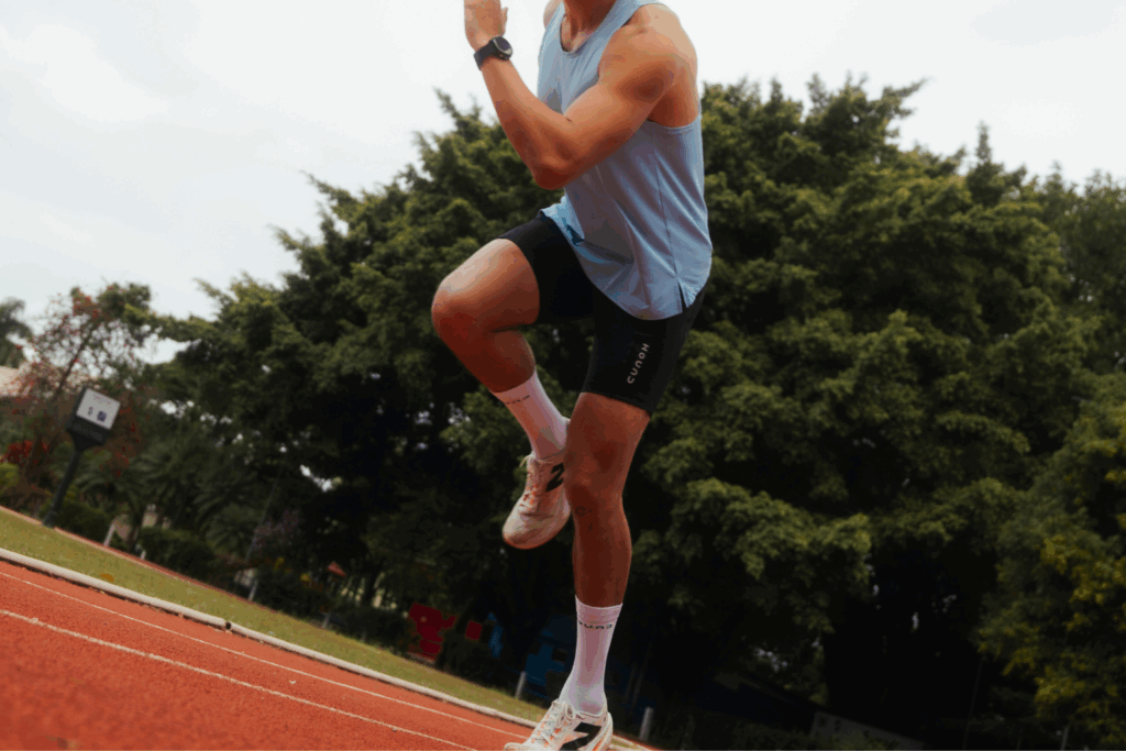 Homem correndo em uma pista de corrida