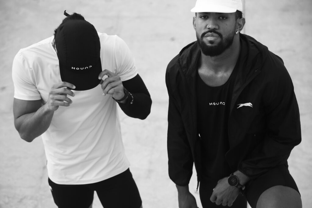 foto preto e branco de homens com roupa esportiva