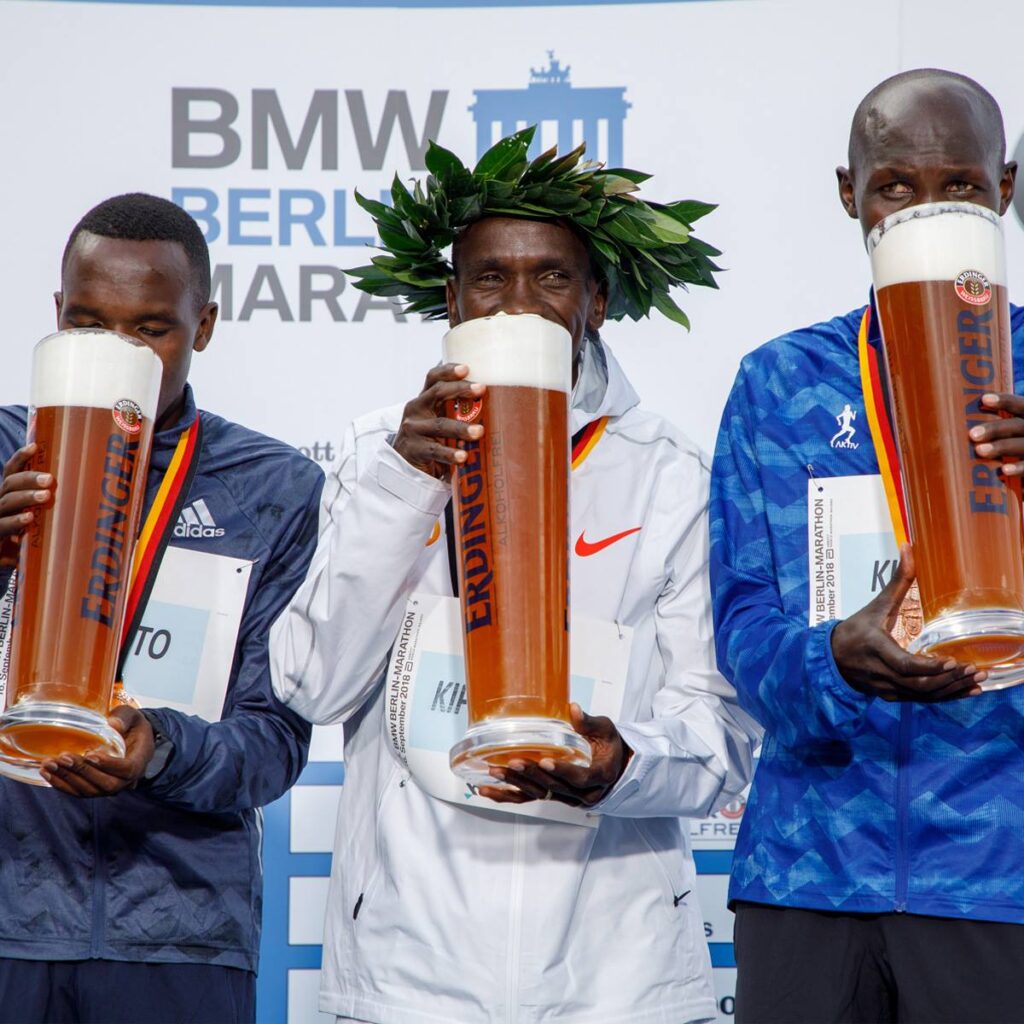 maratonistas bebendo cerveja