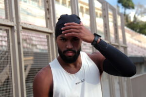 homem se protegendo do sol